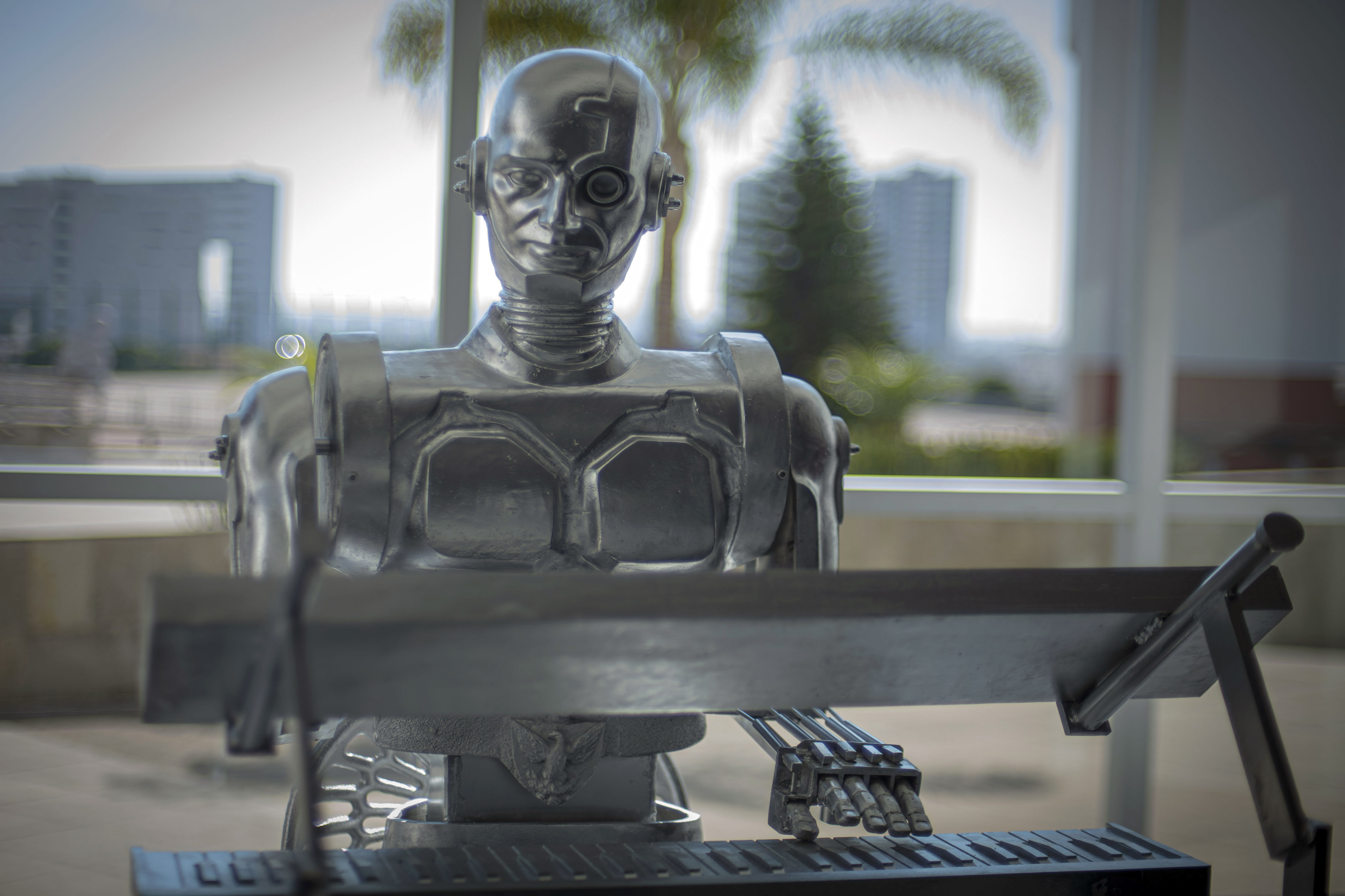 BUAP devela escultura a Don Cuco “El Guapo”, primer robot mexicano con